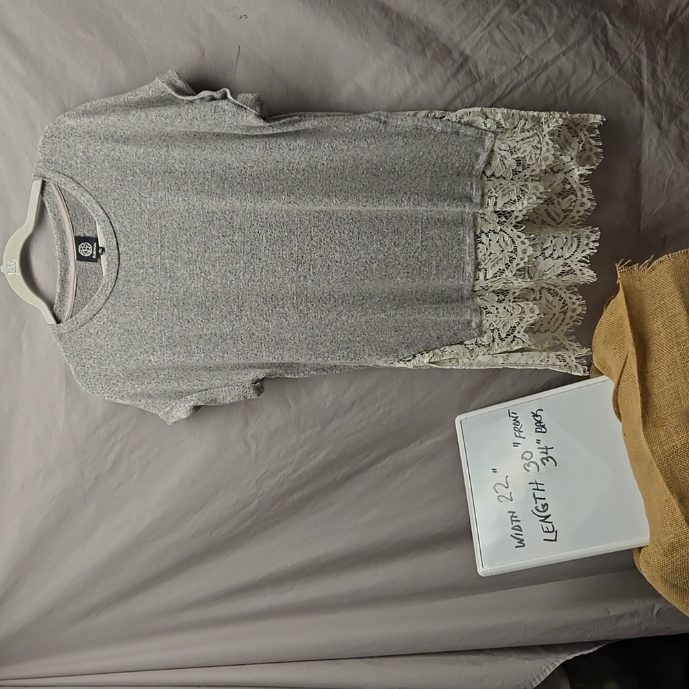 Grey heathered tunic, lace trim